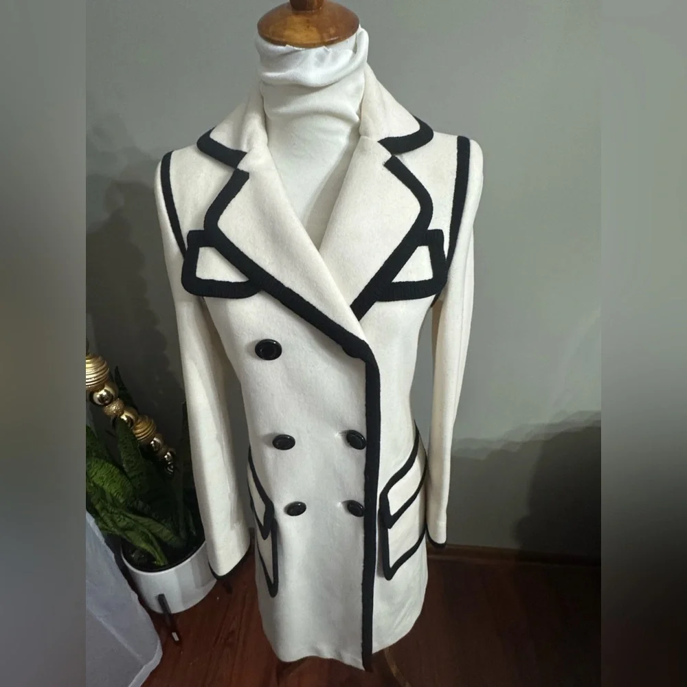 Calvin Klein Women’s Cream Trench Coat with Black Trim – Size 2